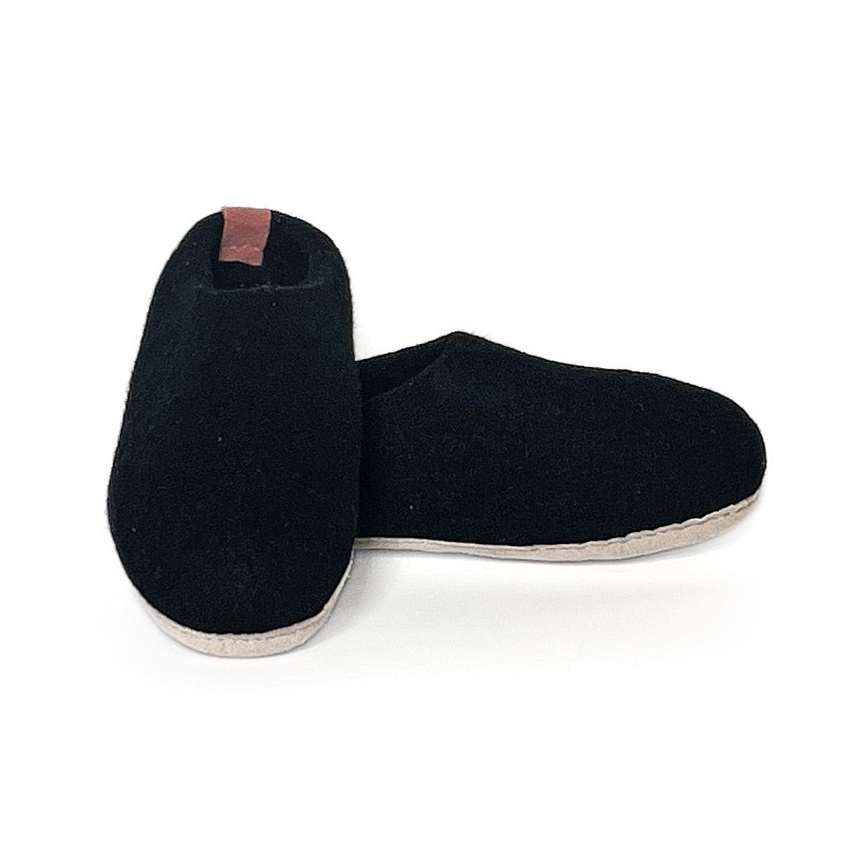 Mustad vildist sussid nahktallaga — eestvaade